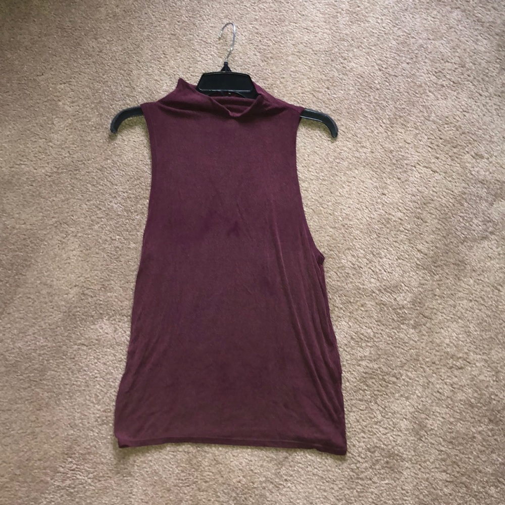 Burgundy-maroon sleeveless turtleneck